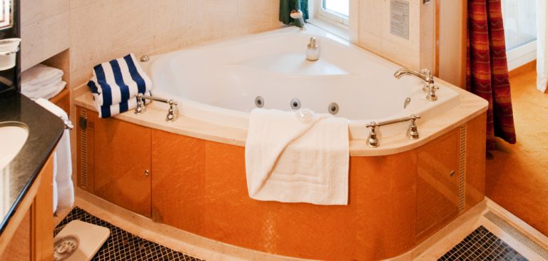 How to Decorate Around a Jacuzzi Tub