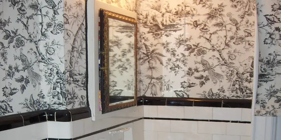 wallpaper or Wall Screens in bathroom